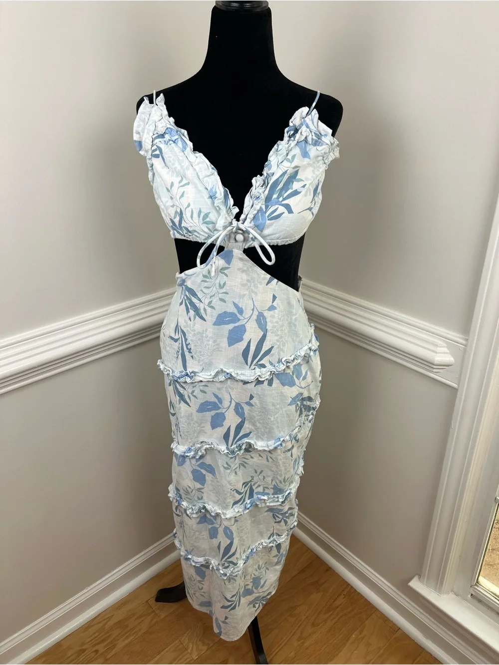 SABO SKIRT Jaida Blue Floral Midi Dress with Cutout Ruffle - 100% Cotton - Picture 3 of 12